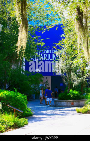 Menschen außerhalb der Florida Aquarium in Tampa, FL, USA Stockfoto