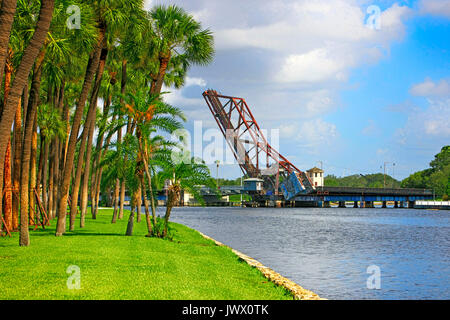 Der Cass Street Eisenbahnbrücke über den Fluss Hillsborogh in der Innenstadt von Tampa, FL, USA Stockfoto