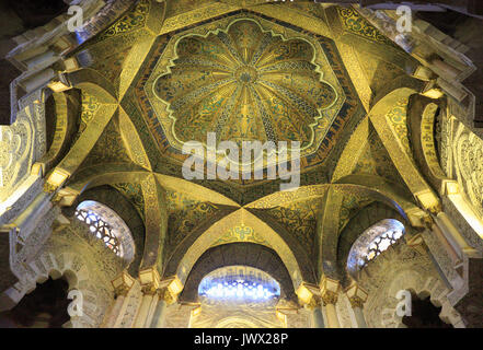 CORDOBA, Spanien - 30. JUNI 2017: Der Innenraum der Moschee und Kathedrale von Cordoba. Ist das wichtigste Denkmal der Alle westlichen islamischen Welt. Stockfoto