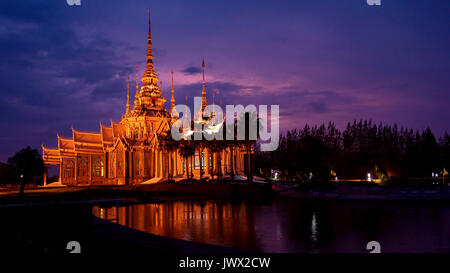 Wat Sorapong in der Nähe des Teiches in der Dämmerung in Nakhon Ratchasima oder Korat, Thailand Stockfoto