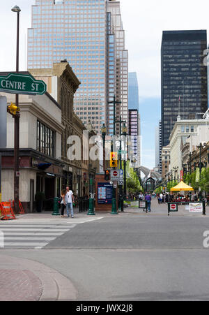 Der Blick hinunter 8 Avenue SW und Stephen Avenue von Centre Street zeigt Bank Gebäude, Geschäfte und Restaurants in der Innenstadt von Calgary, Alberta Kanada Stockfoto