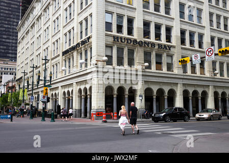 Die Hudson's Bay Kaufhaus an der Ecke der Straße 1 SW und 8. Avenue SW in der Innenstadt von Calgary, Alberta Kanada Stockfoto