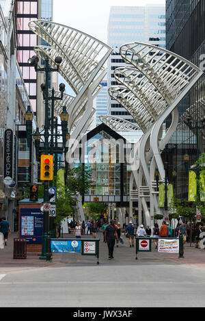Die Fußgängerzone 8 Avenue SW in der Nähe der Einfahrt zum Einkaufszentrum, Geschäfte, Bars und Restaurants in der Innenstadt von Calgary, Alberta Kanada Stockfoto