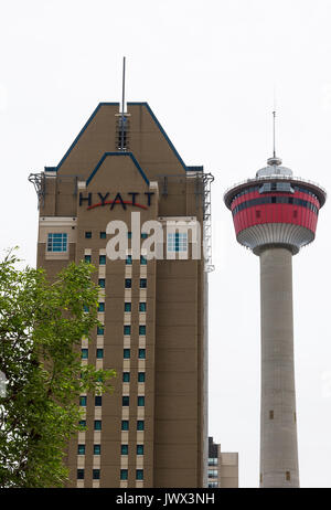 Das Hyatt Regency Hotel und dem Calgary Tower von Centre Street in der Innenstadt von Calgary, Alberta Kanada Stockfoto