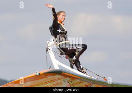 Breitling Wingwalker Gina Marshall winken zu den Zuschauern bei Shuttleworth Stockfoto