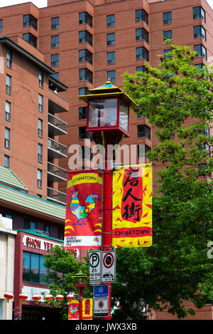 Eine chinesische Laterne Laterne mit Werbebanner in Chinatown Centre Street Calgary, Alberta Kanada Stockfoto