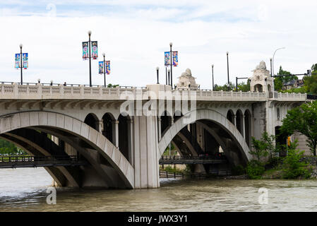 Das Zentrum Straße, Straßenbrücke über den Bow River in der Innenstadt von Calgary, Alberta Kanada Stockfoto