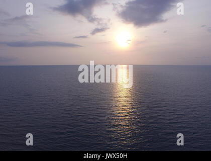 Die Sonne über das ruhige Meer in Thailand, Foto von drohne Stockfoto