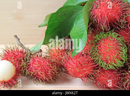 Bündel frische reife Rambutan ganze Früchte und zu zeigen Leckere Saftige weißes Fleisch geöffnet Stockfoto