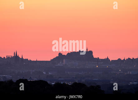 Das Edinburgh Castle und die Skyline von Edinburgh im Morgengrauen auf der Suche von West Lothian gesehen. Stockfoto