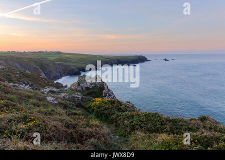 Dawn Licht über Kynance Cove in Cornwall. Stockfoto