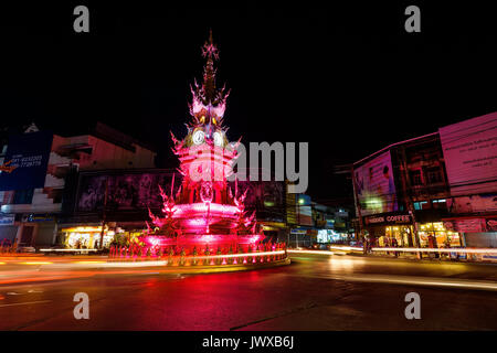 CHIANGRAI, THAILAND - Januar 8, 2017: helle Spur am Clock Tower, entworfen von chalermchai Khosit Pipat, mit Licht und Musik zeigen alle 1 Stunden. Stockfoto