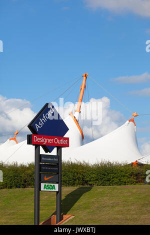 Ashford Designer Outlet ansehen und Beschilderung am Stadtrand von Ashford Stadtzentrum Stockfoto