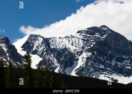 Die Ansicht vom oberen Kananaskis Lake gegen den Revolver Berg und Berg FochAlberta Kanada Stockfoto