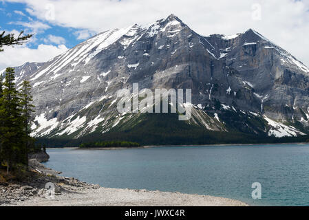 Mount Lyautey und Mount Putnik mit Upper Kananaskis Lake in den kanadischen Rockies Alberta Kanada Stockfoto