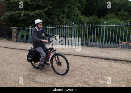 Älterer Mann reiten batteriebetriebenes elektrisches Fahrrad Stockfoto