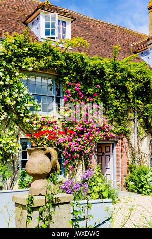 Charleston Bauernhaus in Sussex, der Heimat der Bloomsbury Group; Wohnhaus der Bloomsbury Gruppe auf dem Lande in Sussex Stockfoto