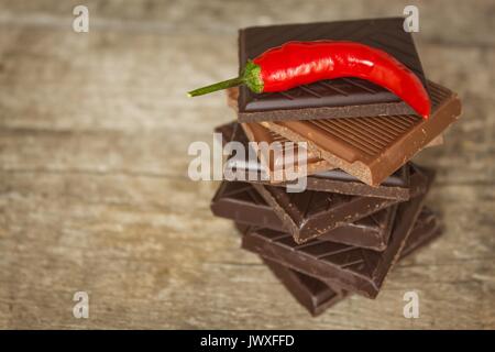 Dunkle Schokolade und red chili peppers. Verkauf würzige Schokolade. Crazy Geschmack Stockfoto