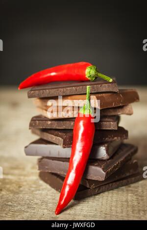 Dunkle Schokolade und red chili peppers. Verkauf würzige Schokolade. Crazy Geschmack Stockfoto