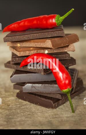 Dunkle Schokolade und red chili peppers. Verkauf würzige Schokolade. Crazy Geschmack Stockfoto