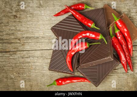 Dunkle Schokolade und red chili peppers. Verkauf würzige Schokolade. Crazy Geschmack Stockfoto