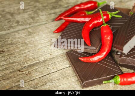 Dunkle Schokolade und red chili peppers. Verkauf würzige Schokolade. Crazy Geschmack Stockfoto