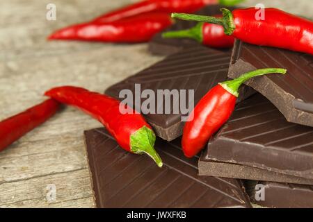 Dunkle Schokolade und red chili peppers. Verkauf würzige Schokolade. Crazy Geschmack Stockfoto