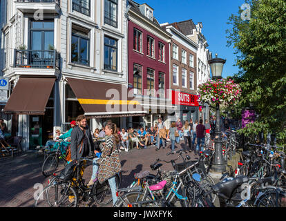 Geschäfte, Bars und Cafés entlang der Oudegracht (alten Kanal) in der Nähe der Bakcurbrug, Utrecht, Niederlande Stockfoto