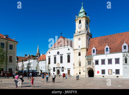 Heiligen Erlöser Kirche (Jesuitenkirche) und dem Alten Rathaus auf Hlavné námestie (Hauptplatz), Altstadt, Bratislava, Slowakei Stockfoto