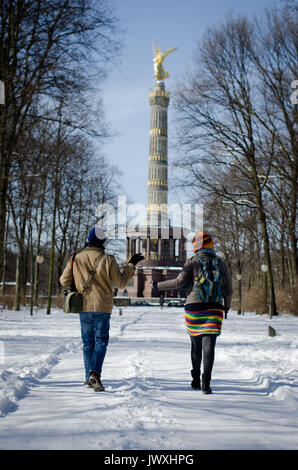 Paar in Verschneiten Tiergarten, Berlin Stockfoto