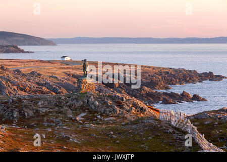 Eine felsige Küste bei Sonnenuntergang mit der John Cabot Statue. John Cabot städtischen Park, Bonavista Peninsula, Bonavista, Neufundland und Labrador, Kanada. Stockfoto