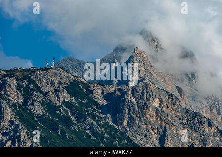 Herbstliche Corso Italia, der herrlichen Bergwelt der Dolomiten in der Nähe von Cortina D'Ampezzo, Dolomiten, Alpen, Veneto, Italien, Europa Stockfoto