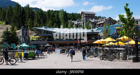 Mountainbiker bunte Kleidung Entspannung in Restaurants und Bars in Whistler Resort Stadt British Columbia Kanada Stockfoto