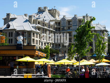 Mountainbiker bunte Kleidung Entspannung in Restaurants und Bars in Whistler Resort Stadt British Columbia Kanada Stockfoto