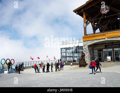 Die Olympischen Ringe und Podium für 2010 die Olympischen Winterspiele im Roundhouse Terrasse und Aussichtsplattform Whistler Mountain British Columbia Kanada Stockfoto