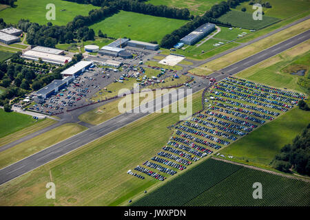 Bottrop, Rennen am Flughafen, Flugplatz Schwarze Heide, 1/4 Meile Rennen, Drag Racing, Car Racing auf der Landebahn, Ruhrgebiet, Nordrhein-Westfalen, Deutschland, und Stockfoto