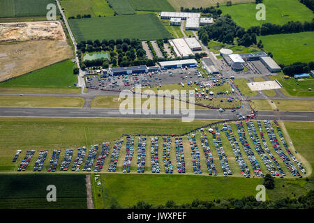 Bottrop, Rennen am Flughafen, Flugplatz Schwarze Heide, 1/4 Meile Rennen, Drag Racing, Car Racing auf der Landebahn, Ruhrgebiet, Nordrhein-Westfalen, Deutschland, und Stockfoto