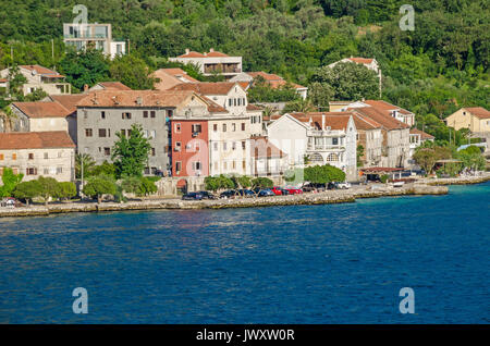 Kotor, Montenegro - Juni 8, 2017: prcanj - eine kleine Stadt an der Bucht von Kotor, Montenegro. Ein Teil des Wasser, das aus einer langen Reihe von Stockfoto