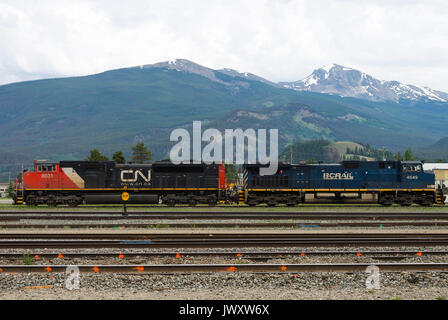 Eine kanadische Nationale und BC Rail Diesel Lokomotiven Geparkt auf einem Abstellgleis im Bahnhof Jasper Alberta Kanada Stockfoto