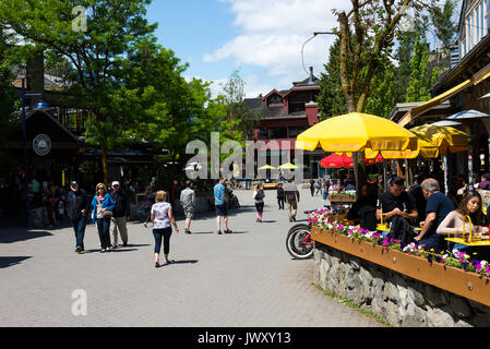 Mountainbiker bunte Kleidung Entspannung in Restaurants und Bars in Whistler Resort Stadt British Columbia Kanada Stockfoto