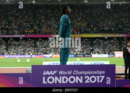 Südafrikas Caster Semenya auf dem Podium auf ihre Goldmedaille für 800m-Finale der Frauen während der Tag zehn der Leichtathletik-WM 2017 auf der Londoner Stadion. Stockfoto