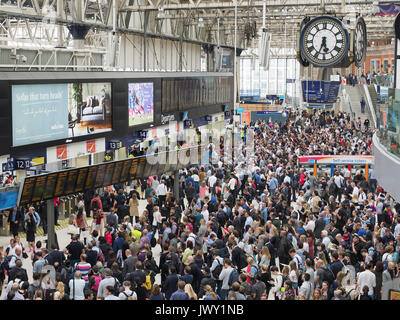 Ein Blick auf die überfüllte Bahnhofshalle am Waterloo Station in London wegen Plattform Verschlüsse während der Station Upgrade 2017 Stockfoto