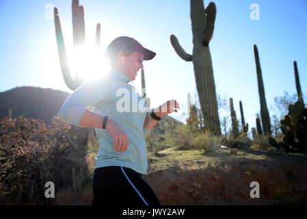 Läufer und Radfahrer Rennen auf Bajada Loop Drive im Saguaro National Park West, Sonora-Wüste, Tucson, Arizona, USA. Stockfoto