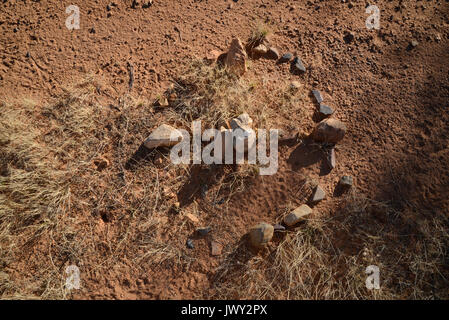 Felsen entlang einer Spur von undokumentierten Migranten aus Mexiko zeigen Nord, 20 Meilen nördlich von Sasabe, Arizona, USA. Stockfoto