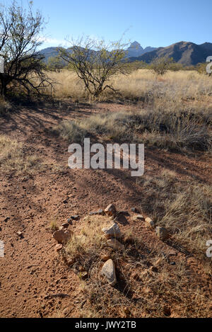 Felsen entlang einer Spur von undokumentierten Migranten aus Mexiko zeigen Nord, 20 Meilen nördlich von Sasabe, Arizona, USA. Stockfoto