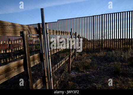 Die Wand an der US-mexikanischen Grenze trennt die Reste von Korallen einmal durch Viehzüchter auf beiden Seiten verwendet, um Vieh, Sasabe, AZ übertragen. Stockfoto