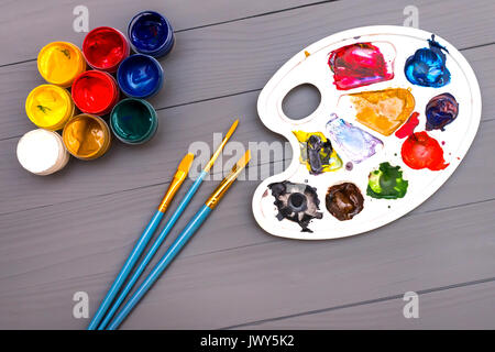 Palette, Pinsel und Farben Stockfoto
