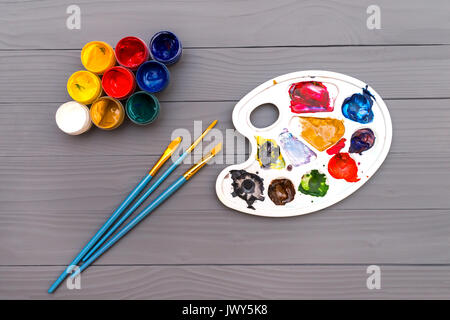 Palette, Pinsel und Farben Stockfoto