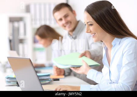 Besetzt Kollegen coworking die Freigabe von Dokumenten im Büro Stockfoto