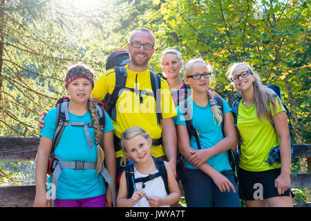 Familie mit vier Kindern in den Bergen wandern Stockfoto